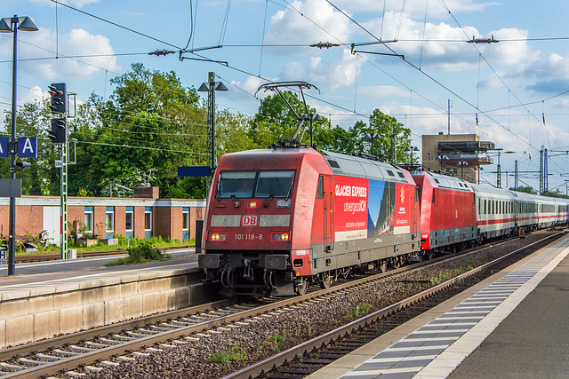 17 - Intercity mit DB 101 118-8 und einer nicht erkannten DB 101 hat Einfahrt im vom Architekt Hundertwasser umgestalteten Bahnhof Uelzen