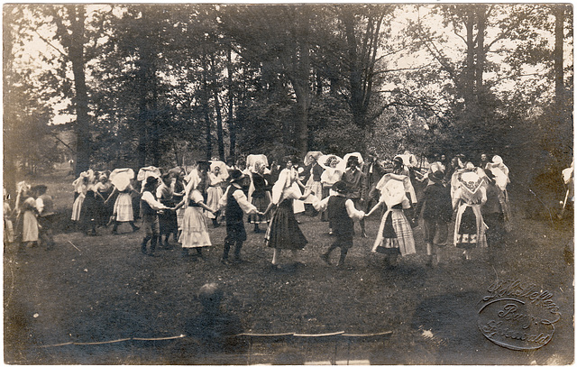 Volkstanz im Spreewald, evtl. Burg oder Umgebung