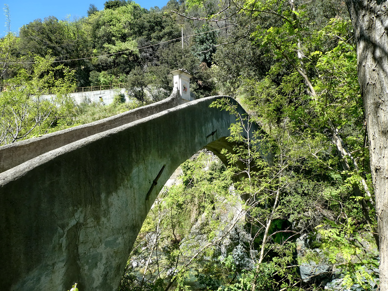 Arco perfetto e cappelletta per la Madonna - Pip