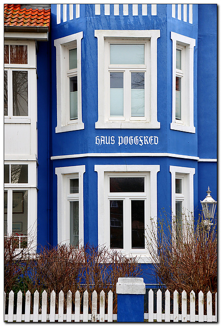 Blaues Haus mit Zaun