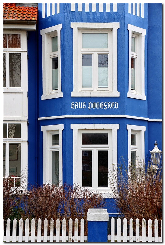 Blaues Haus mit Zaun