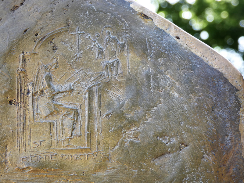 Papst-BenediktXVI-Denkmal in Regensburg vor der Schottenkirche (St. Jakob). Detailfoto