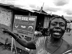 Ghana - Femme noire 29 - je te garantie qu'il répare bien les dents, regarde moi....