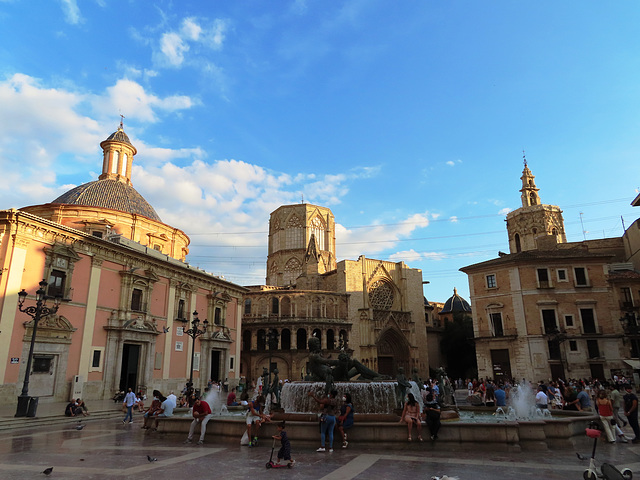 Valencia: plaza de la Virgen, 3