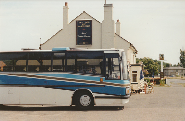 Matthews (Blue Coaches) B622 DDW at the Dog and Partridge, Barton Mills - 29 July 1989