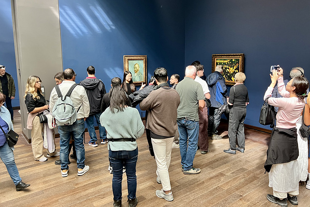 Paris 2024 – Musée d’Orsay – People looking at art