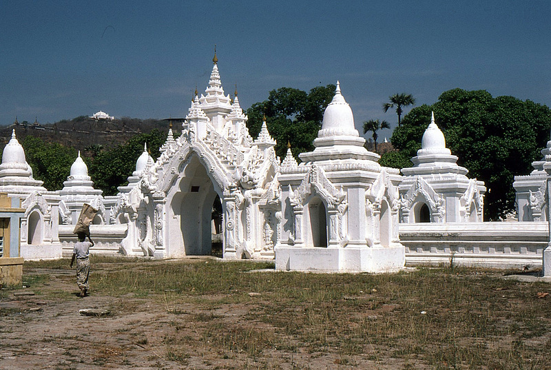 Kleine Tempel-Pagoden am Fusse zum Mandaly-Hill