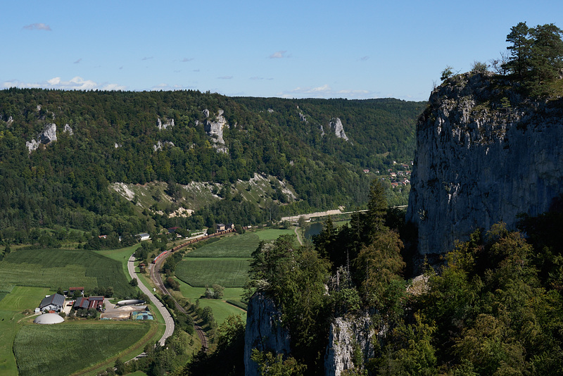 Zugkreuzung in Hausen im Tal