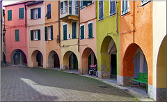 Varese ligure: la grande piazza rotonda e colorata