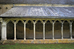 Vestiges du cloître de l'abbaye de la Guiche