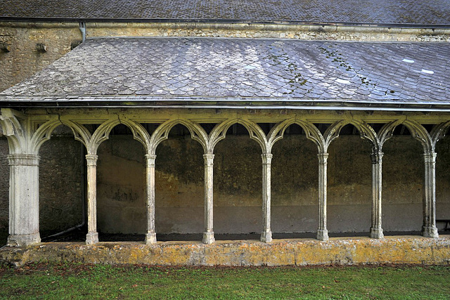 Vestiges du cloître de l'abbaye de la Guiche