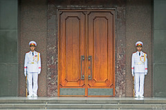 Wache vor dem Ho Chi Minh-Mausoleum in Hanoi - P.i.P. (© Buelipix)