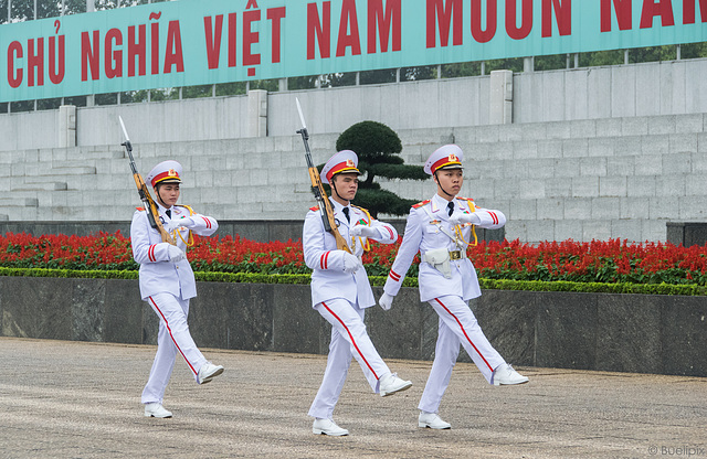 Wachablösung vor dem Ho Chi Minh-Mausoleum in Hanoi - P.i.P. (© Buelipix)