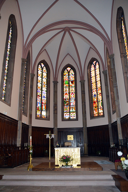 Altar und vorderteil in der kartholischen Kirche von Schirmeck