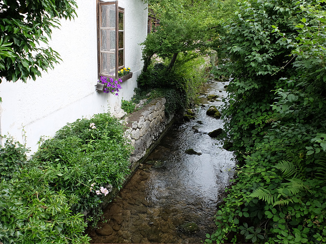 Bach neben dem Haus - schön, aber nicht ungefährlich -