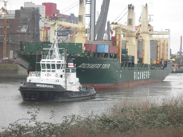 Maßarbeit an einer der engsten Stellen im Hamburger Hafen