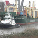 Maßarbeit an einer der engsten Stellen im Hamburger Hafen