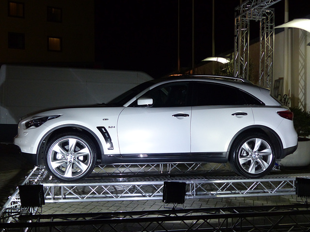 Infiniti QX70 (5) - 19 January 2015