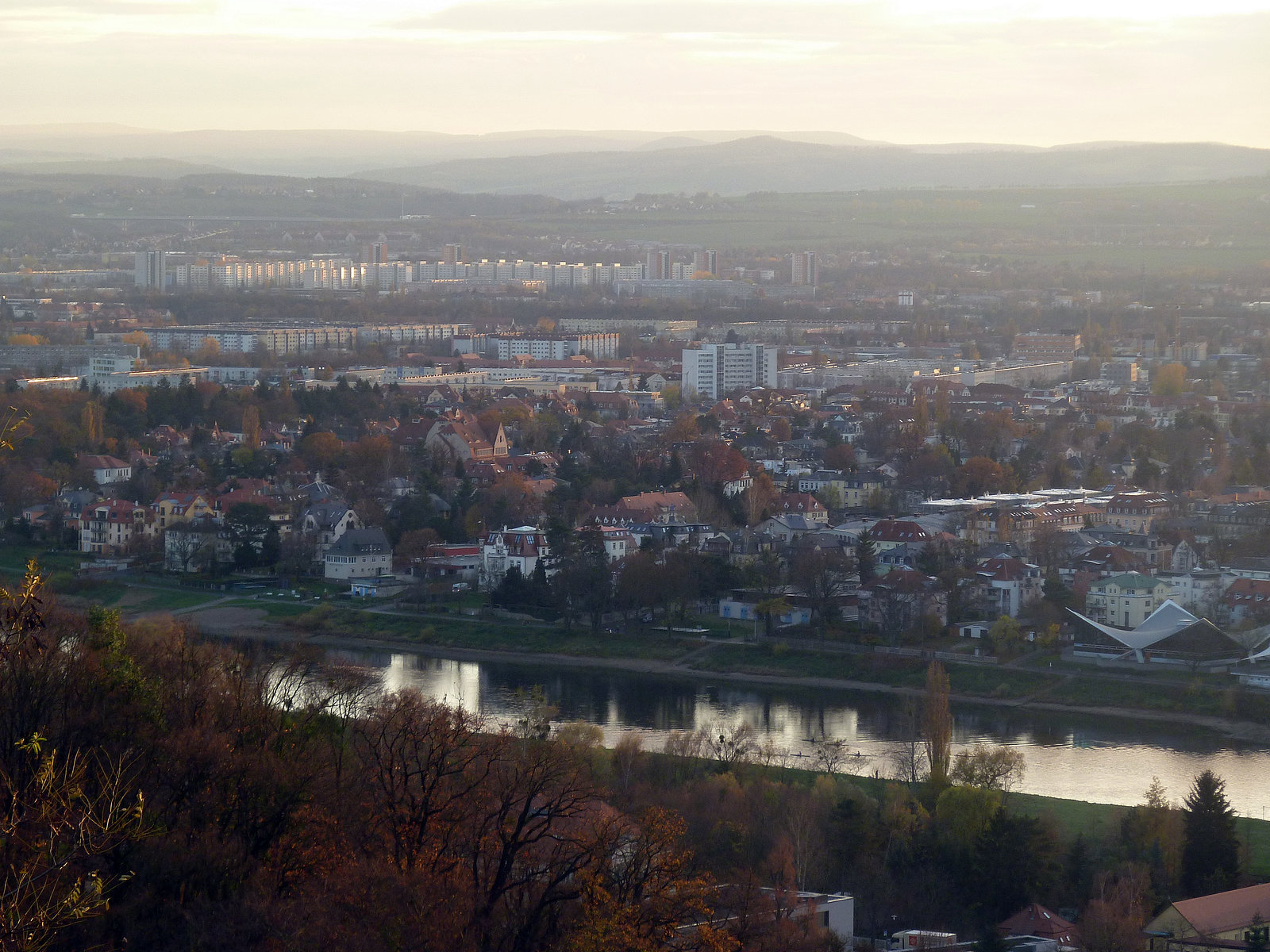 Blick über die Elbe und einen teil von Dresden richtung Erzgebirge