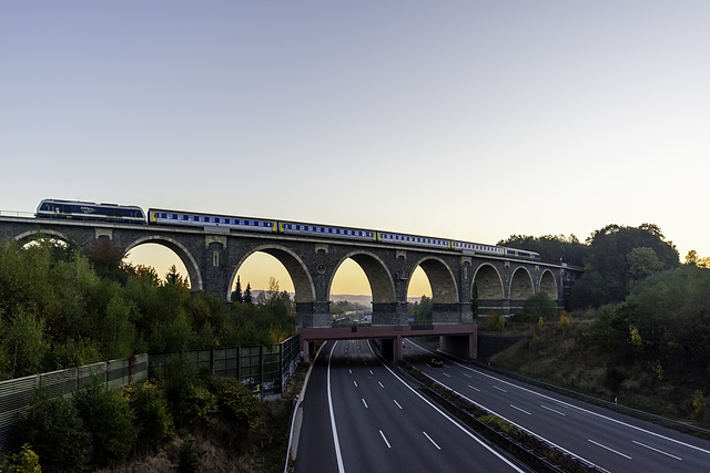 Zug der Mitteldeutschen Regiobahn (MRB) auf dem Bahrebachviadukt