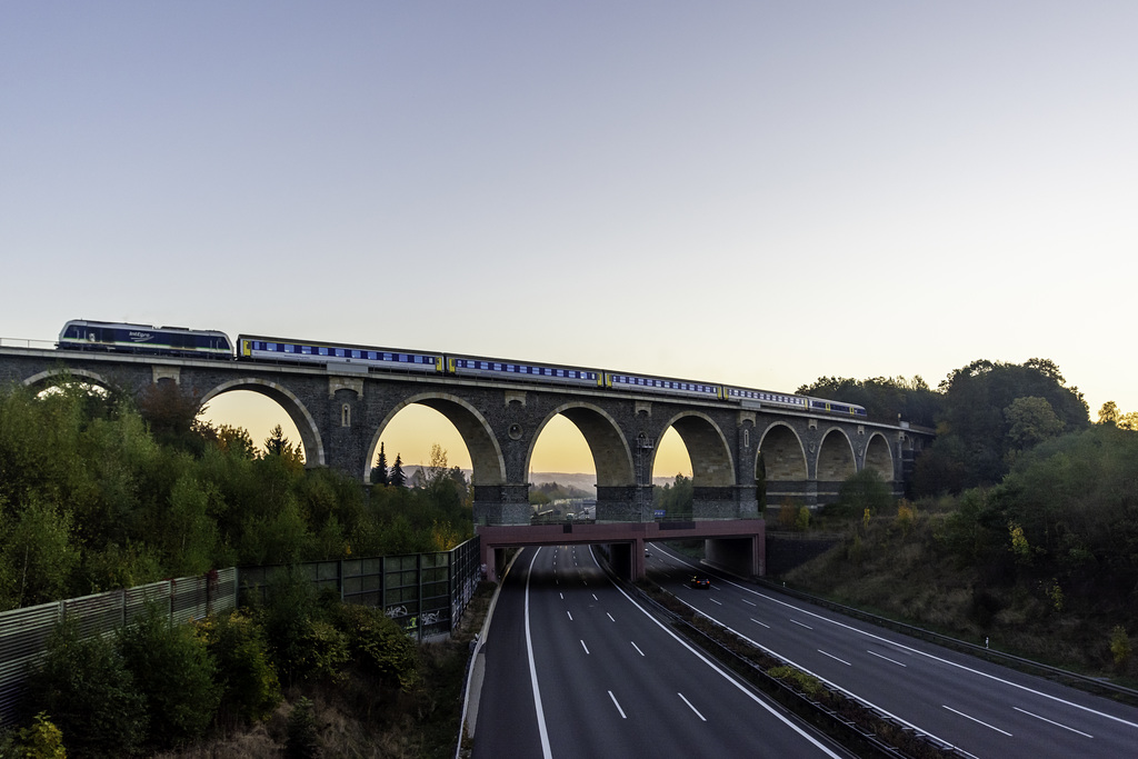 Zug der Mitteldeutschen Regiobahn (MRB) auf dem Bahrebachviadukt