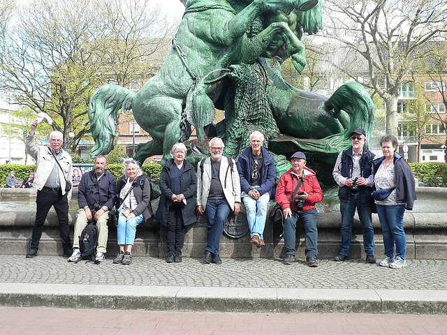 das 1. Gruppenfoto im Park......