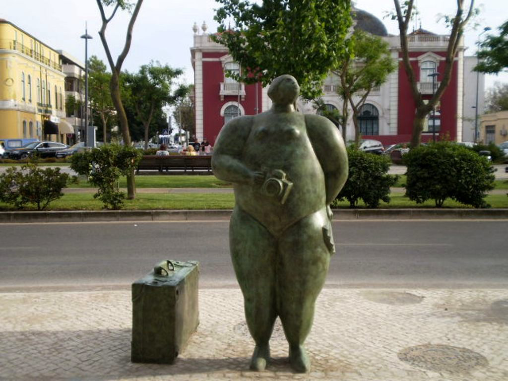 Statue by João Duarte.