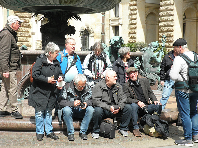 man "sortiert" sich....fürs Gruppenfoto......