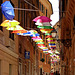 Tanti ombrelli colorati nel centro storico di Genova e 4 splendidi lampioni