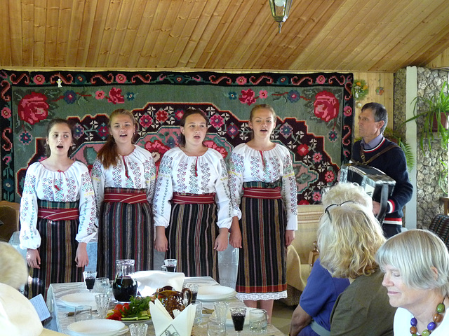 Lunchtime at 'Casa Verde' near Butuceni