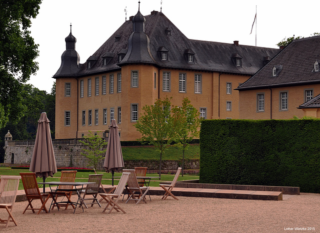 Terrasse vor der Orangerie mit Ostflügel