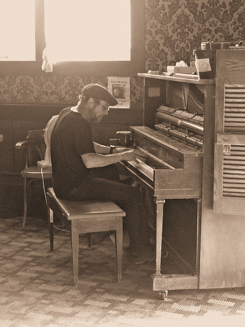 Pianospieler im Saloon