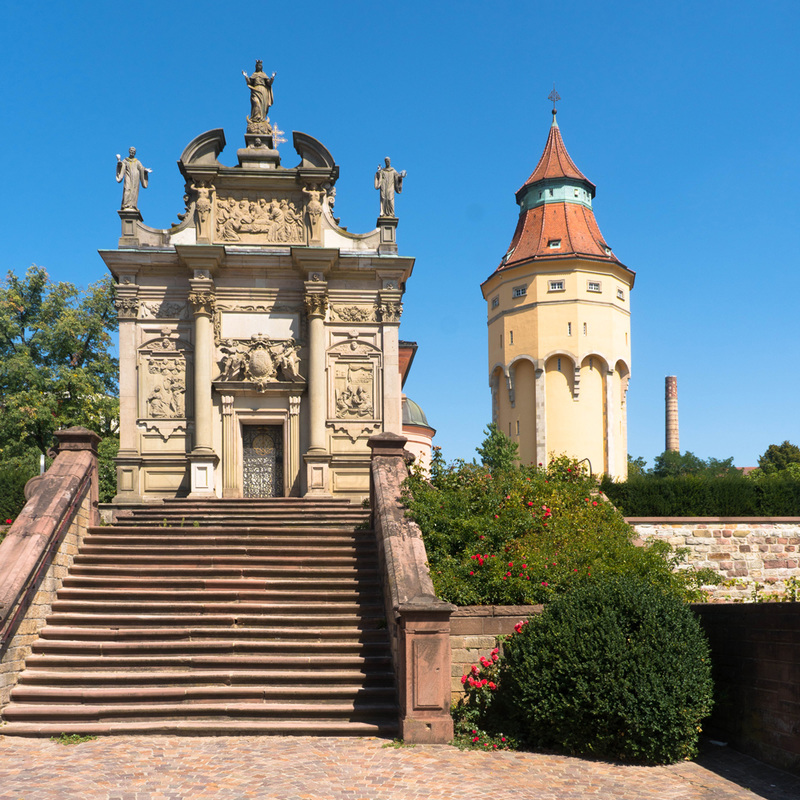 Pavillon, Wasserturm und Brauereischornstein