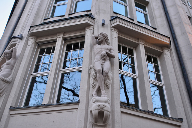 Hamburg 2019 – Looking at another statue