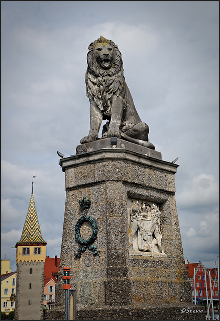 Löwenstatue und Mangturm