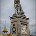 Löwenstatue und Mangturm