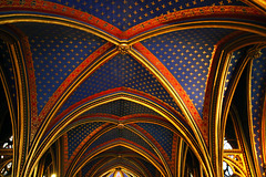 Le magnifique plafond de la Sainte-Chapelle à Paris