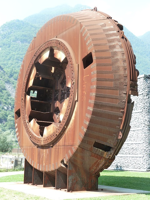 Bohrkopf einer Tunnelfräse aus dem neuen Gotthard Basistunnelbau
