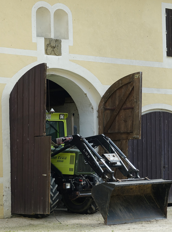 Verschämt sich versteckend