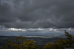 Aussicht von der Burg Hohenzollern ... oder: Aprilwetter im Oktober? (© Buelipix)