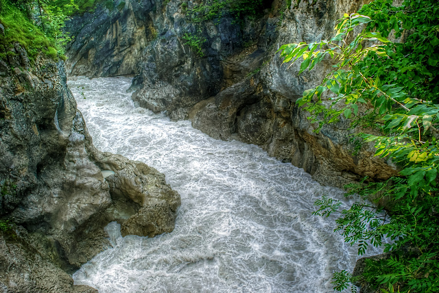 Am Lech. Nach dem Lechfall vom Max-Steg flußabwärts. ©UdoSm