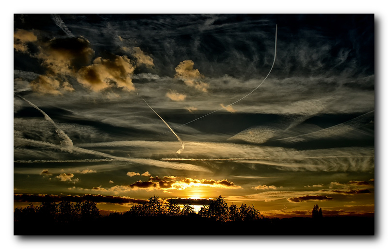 Quand le ciel dominical se mue en palette de nuages sur fond de couchant...