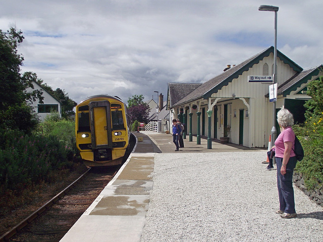 158701 pulls into Plockton station