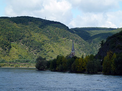 Die Kirche von Filsen am grossen Rheinknie, gesehen von Boppard