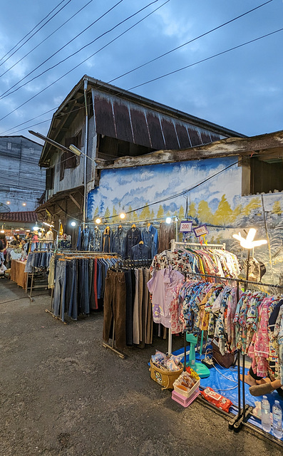 Linge en vente sous fils et ciel bleu / Linen for sale under electric wires and blue sky