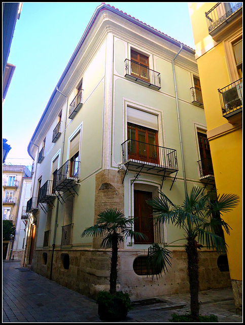 Valencia: edificio en calle Náquera