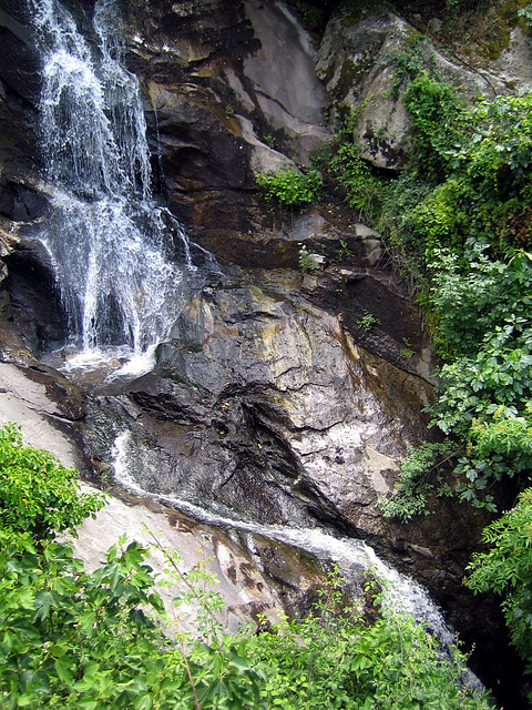 Cascade au bord de la route