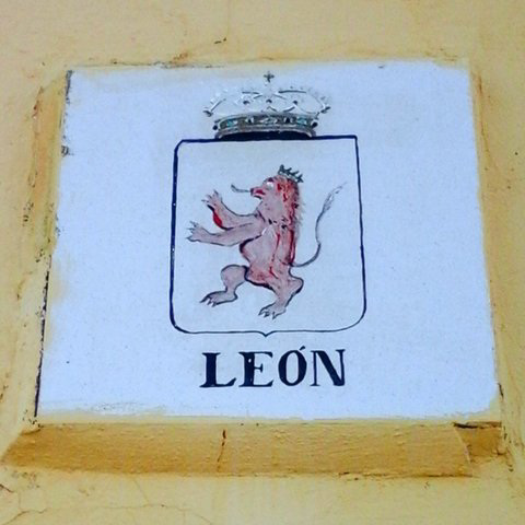 Le blason de León orne une maison à Villar de Mazarife (Castille-et-León, Espagne)