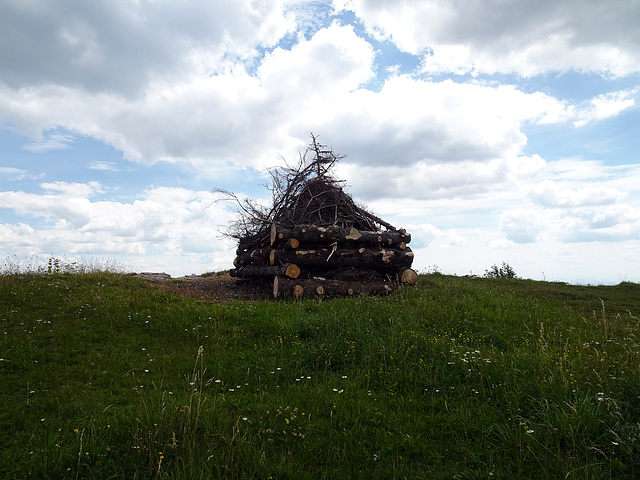 Bereit für das Höhenfeuer auf dem Grenchenberg für den Nationalfeiertag am 1. August