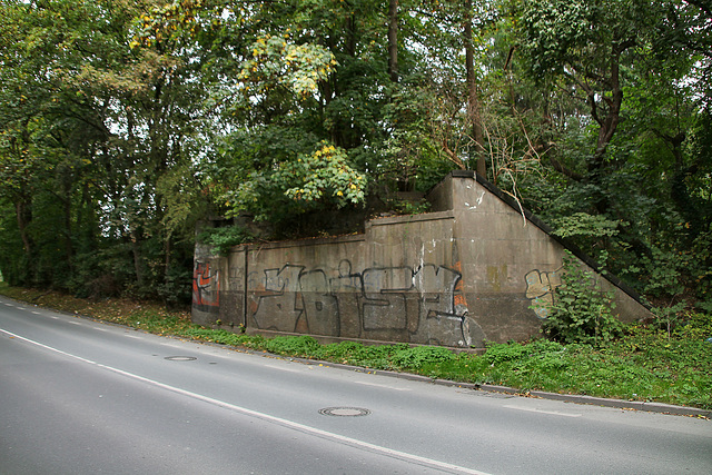 Widerlager der ehemaligen Zechenbahnbrücke an der Castroper Straße (Herne) / 3.10.2020